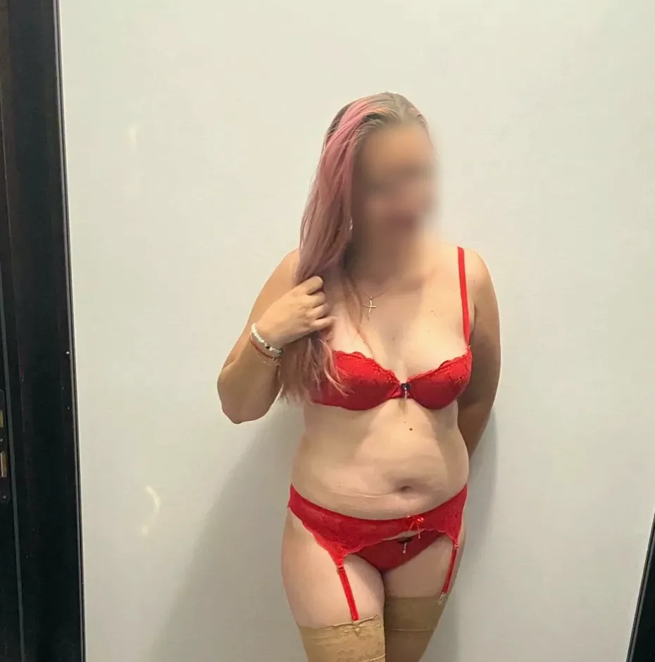 Chaima, 32